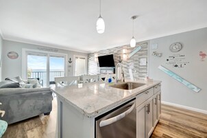 Panoramic Apartment, Fireplace, Bay View | Private kitchen