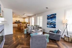 Een smart-tv, een open haard, videogames en een tafeltennistafel