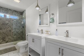 Dusche, Haartrockner, Handtücher, Seife