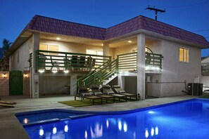 Een buitenzwembad, een verwarmd zwembad