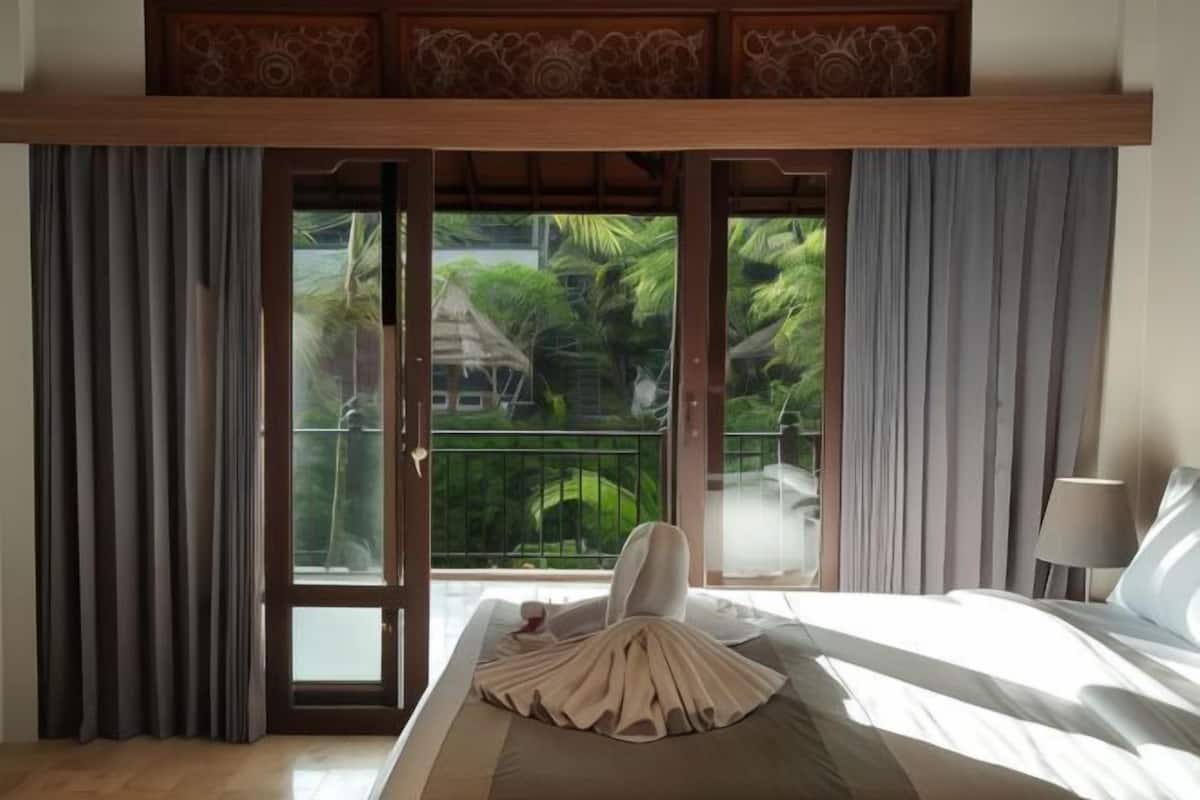 Desk, laptop workspace, free WiFi, bed sheets