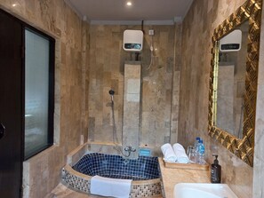 Deluxe Room, 1 Bedroom, Non Smoking, Garden View | Bathroom | Slippers, towels - New Mumbul Ubud (Ubud)