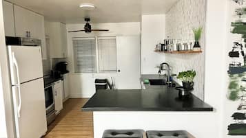 Réfrigérateur, four à micro-ondes, un four, surface de cuisson
