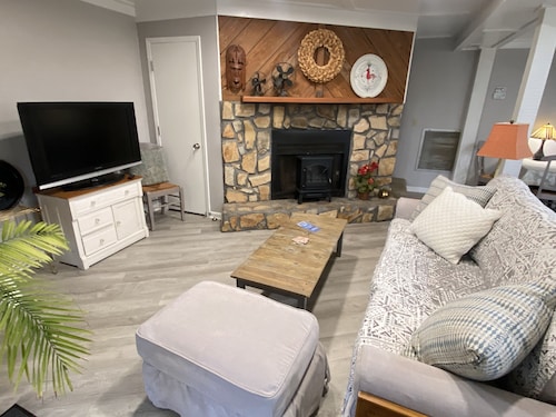 ↠» The Garden Loft «↞           Pets • Lg Fenced Yard 