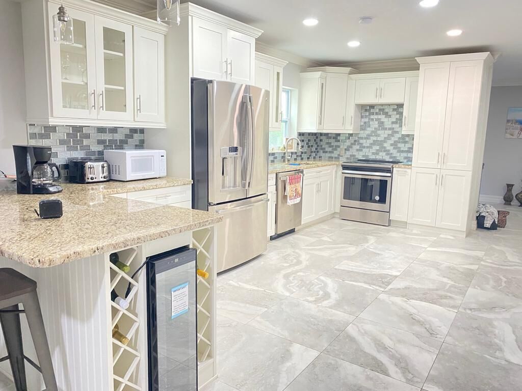 Only a 5 min. walk from the beach ft. Billiards, Pac-Man, Mini-Golf & Tiki Bar! 