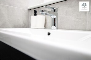 Doccia, asciugacapelli, asciugamani, sapone