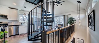 Modern Paradise Getaway: Hot Tub, Mini Golf, Fire Pit, Dog Friendly, Parking