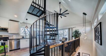 Modern Paradise Getaway: Hot Tub, Mini Golf, Fire Pit, Dog Friendly, Parking