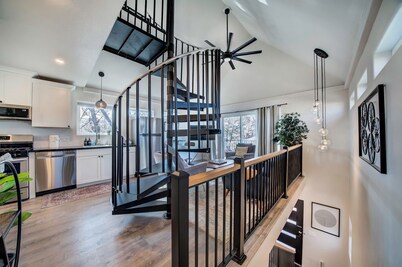 Modern Paradise Getaway: Hot Tub, Mini Golf, Fire Pit, Dog Friendly, Parking