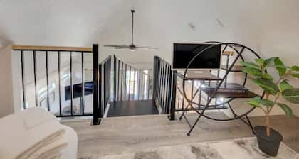 Modern Paradise Getaway: Hot Tub, Mini Golf, Fire Pit, Dog Friendly, Parking