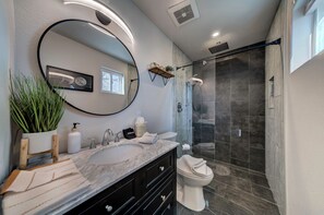 Douche, serviettes fournies, savon, papier de toilette