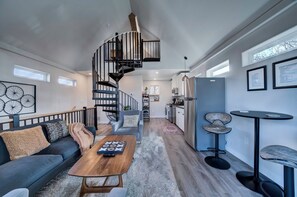 Smart TV - Modern Paradise Getaway: Hot Tub, Mini Golf, Fire Pit, Dog Friendly, Parking (Colorado Springs)