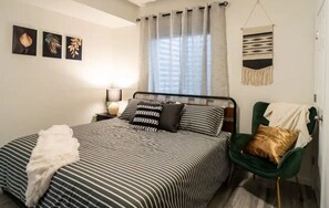 2 bedrooms, free WiFi, bed sheets - Tranquil Haven: Luxurious and Spacious Guest Suite
 (Colorado Springs)