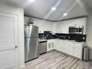 Four Ă micro-ondes, un four, surface de cuisson, lave-vaisselle