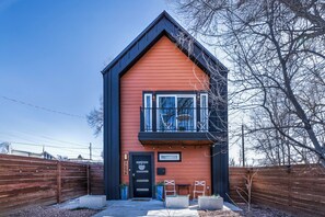 Exterior - Pikes Peak Getaway: 2 Homes w/3 Kitchens, 3 Living Rooms, 2 connect Fenced Yards (Colorado Springs)