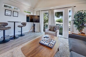 Smart TV, video games - Pikes Peak Getaway: 2 Homes w/3 Kitchens, 3 Living Rooms, 2 connect Fenced Yards (Colorado Springs)