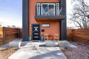 Terrace/patio - Pikes Peak Getaway: 2 Homes w/3 Kitchens, 3 Living Rooms, 2 connect Fenced Yards (Colorado Springs)