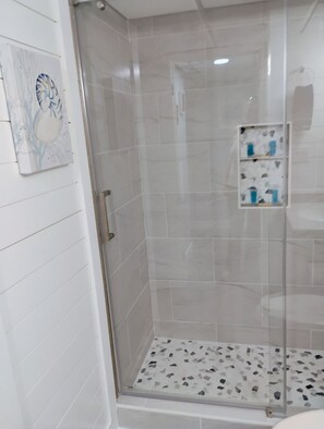 Dusche, Haartrockner, Handtücher, Seife
