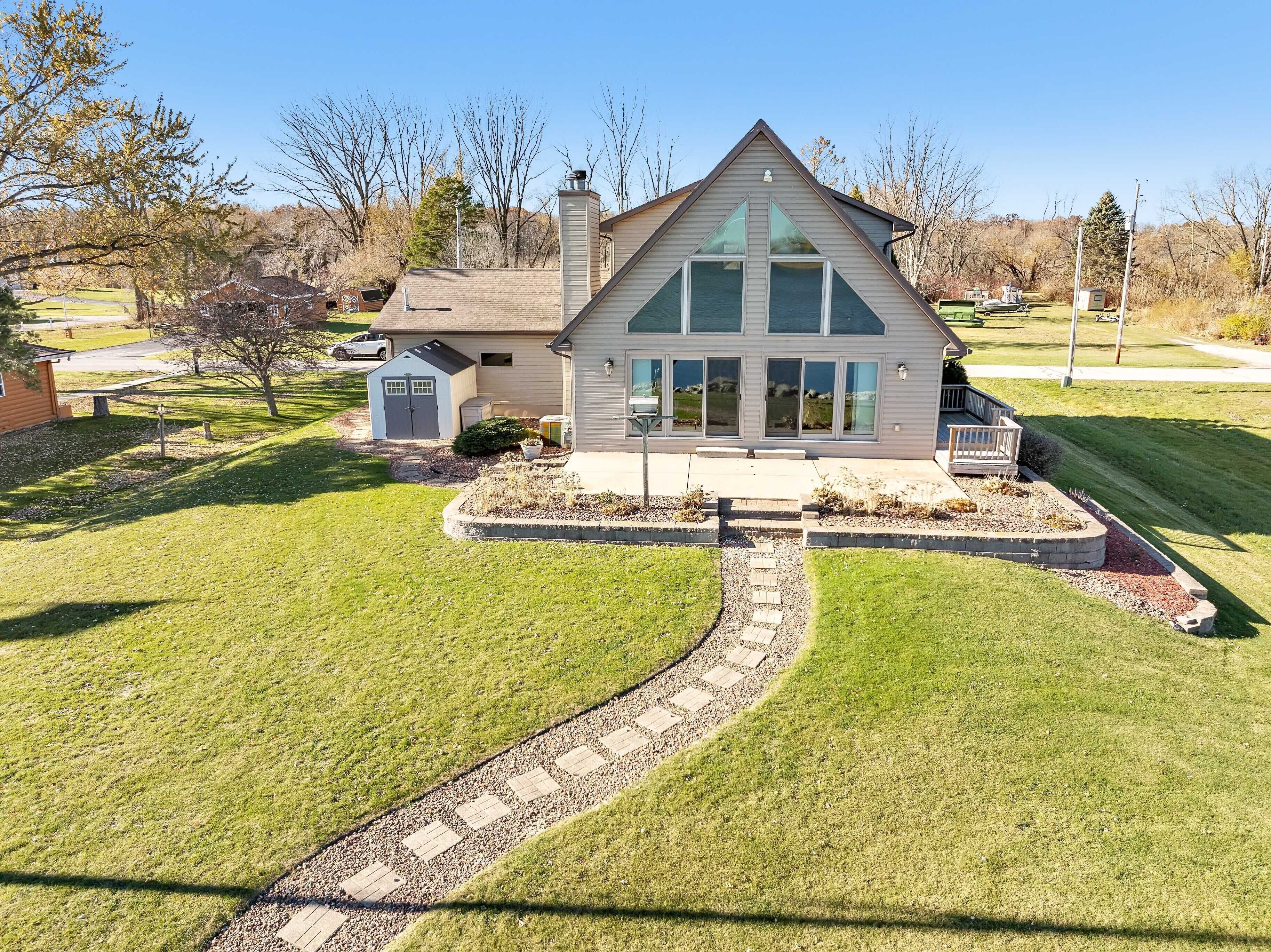 Breathtaking Bay property with beautiful sunrises. Quiet area minutes for town.
