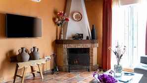 TV, fireplace - Casa La Bimbre Algatocín by Ruralidays (Málaga)