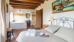 4 chambres, fer et planche à repasser, lit de bébé portatif, Wi-Fi