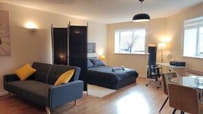 Desk, iron/ironing board, travel crib, free WiFi - Modern Studio Flat in Wigan (Wigan)