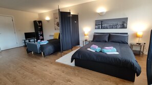 Desk, iron/ironing board, travel crib, free WiFi - Modern Studio Flat in Wigan (Wigan)