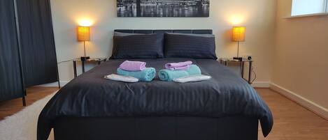 Schreibtisch, Bügeleisen/Bügelbrett, Reisekinderbett, kostenloses WLAN