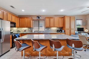 Jääkaappi, mikroaaltouuni, uuni, liesi