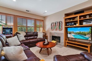 智能电视、壁炉、乒乓球、书