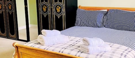 4 bedrooms, iron/ironing board, WiFi, bed sheets