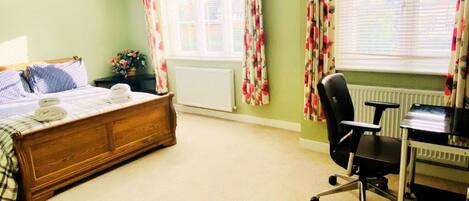 4 多间卧室、熨斗/熨衣板、WiFi、床单