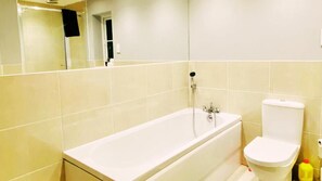 Suihku, hiustenkuivaaja, pyyhkeet, saippua