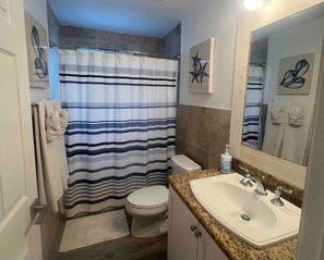 Een douche, een haardroger, handdoeken, zeep