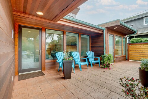 Near Eats & Brews! Beautiful Seattle Home w/ Patio
