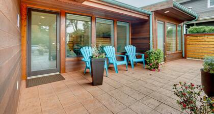 Near Eats & Brews! Beautiful Seattle Home w/ Patio