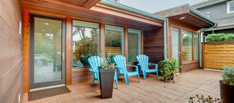 Near Eats & Brews! Beautiful Seattle Home w/ Patio
