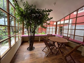 Habitacion Matrimonial Deluxe | Oppholdsområde | Flatskjerm-TV