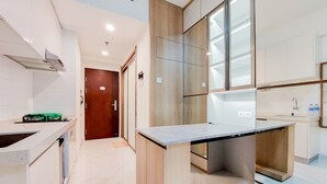 Una cocina moderna con una isla central, armarios de madera y un horno empotrado.