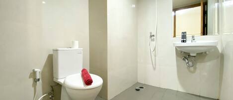 Studio | Bathroom | Shower, free toiletries, towels