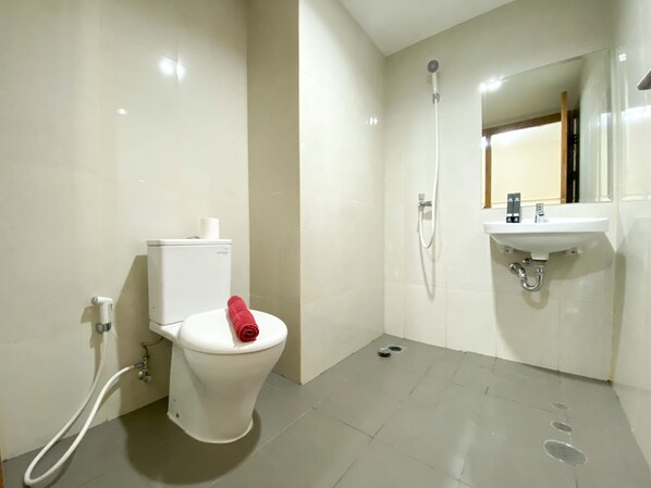 Un baño moderno con inodoro, bidé y lavabo.