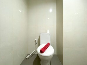 Studio | Badezimmer | Dusche, kostenlose Toilettenartikel, Handtücher