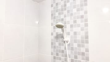 LĂ€genhet | Badrum | Dusch, gratis toalettartiklar och handdukar