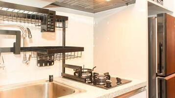 Studio | Private kitchen | Full-size fridge, stovetop
