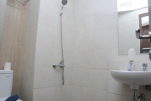 Studio | Bathroom | Shower, free toiletries, towels