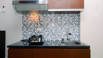 Studio | Privékeuken | Een koelkast met diepvriezer, een kookplaat