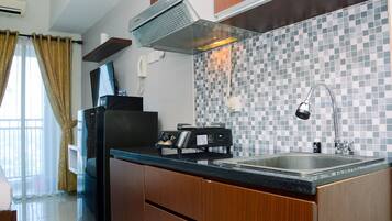 Studio | Privékeuken | Een koelkast met diepvriezer, een kookplaat