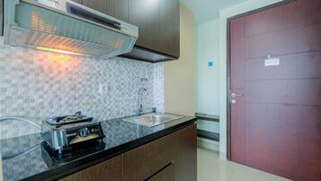 Studio | Private kitchen | Full-size fridge, stovetop