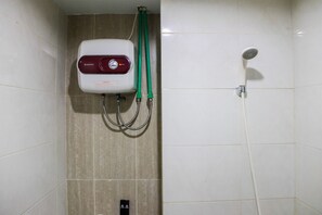 Studio | Badkamer | Een douche, gratis toiletartikelen, handdoeken