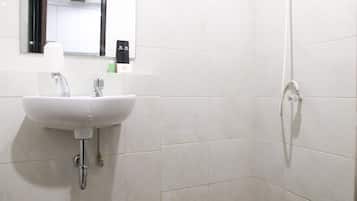 Studio | Bathroom | Shower, free toiletries, towels